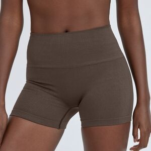 Aritzia TnAction TNABODY ATMOSPHERE ribbed perfomance shorts brown Medium @F1